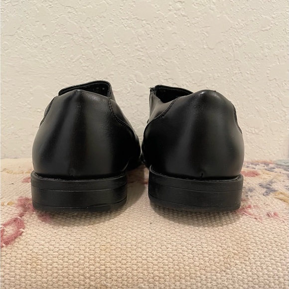 Apt. 9 Men's Sleek Black Slip-On Loafers - Picture 4 of 7